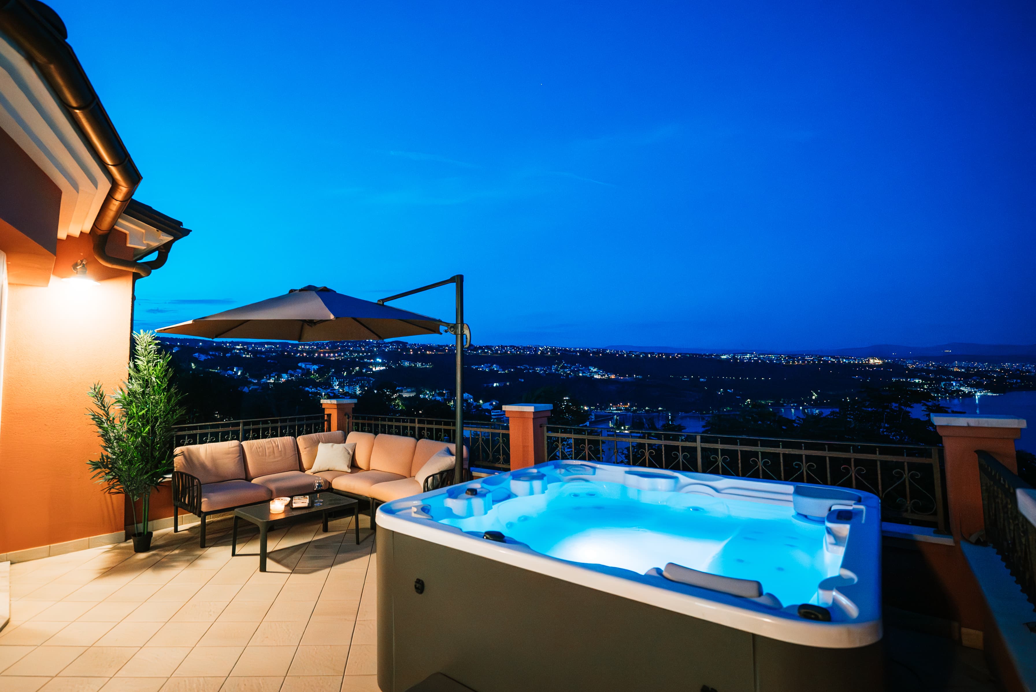 Deluxe Suite - Image 2
